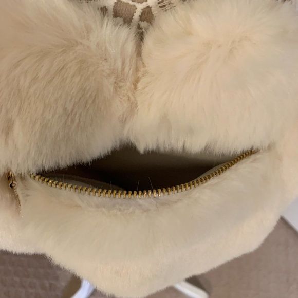 Heart Shaped Faux Fur Crossbody Bag - White- NWT - Picture 8 of 10